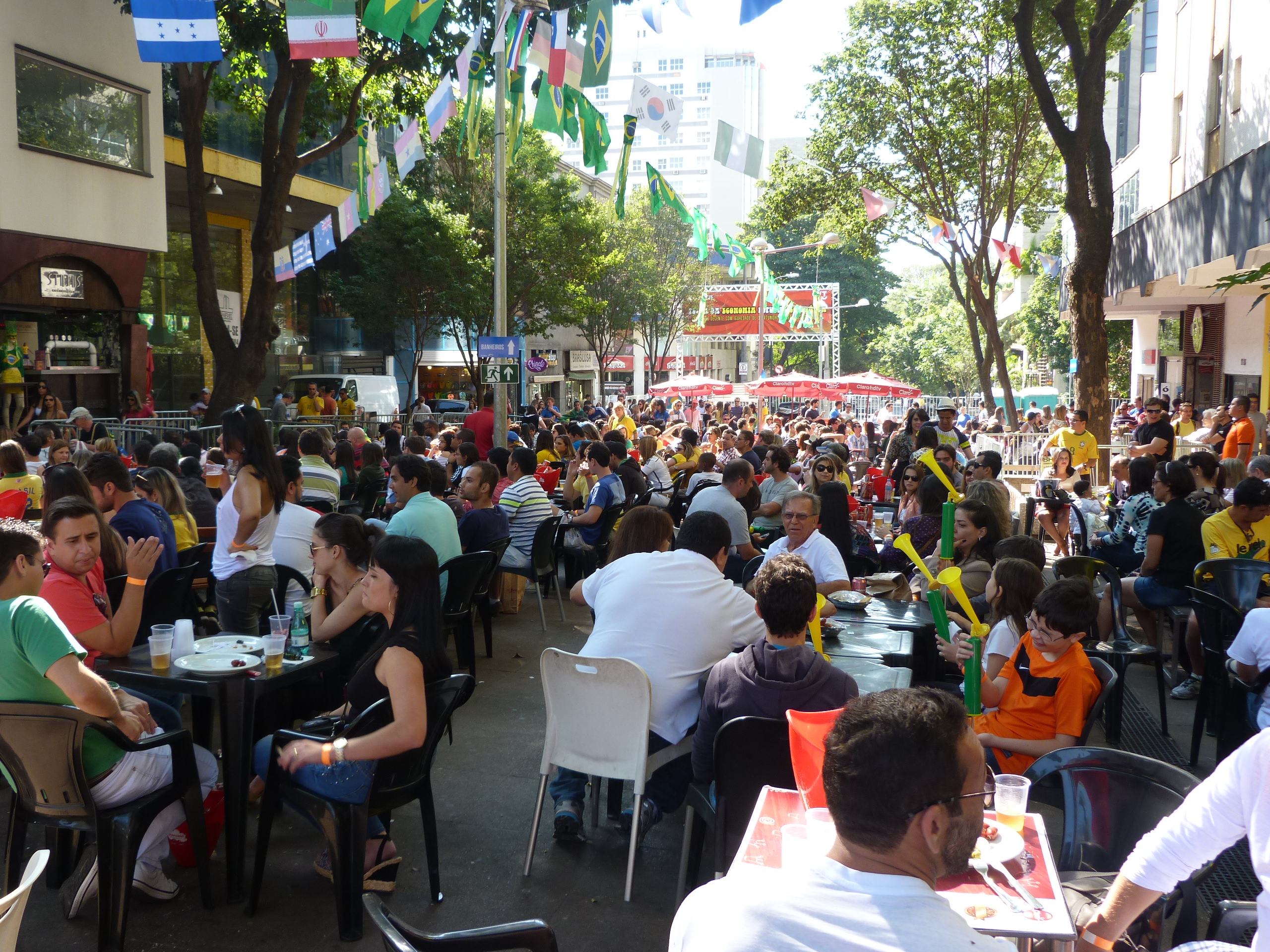 Turistas e torcedores elegeram a Praça da Savassi como point // Divulgação SETES-MG